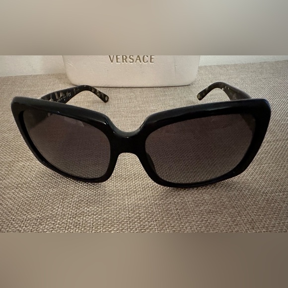VERSACE Medusa Sunglasses EUC with case - Picture 6 of 7